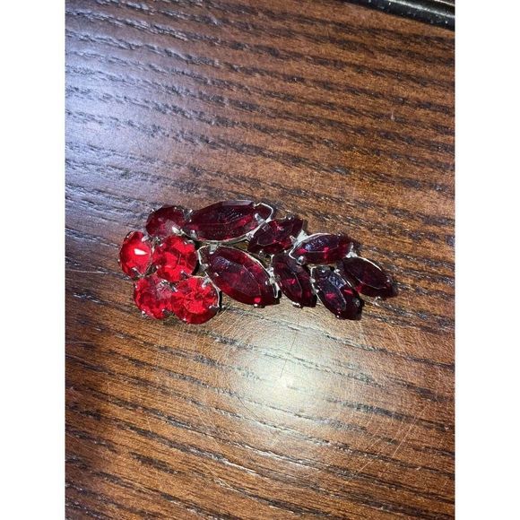 Vintage red iridescent rhinestone silver-tone pin brooch! - Picture 4 of 5